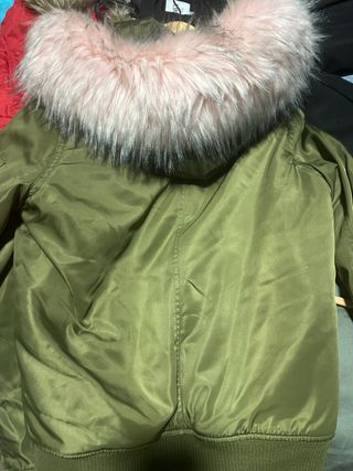 Chaqueta bomber verde con capucha rosa