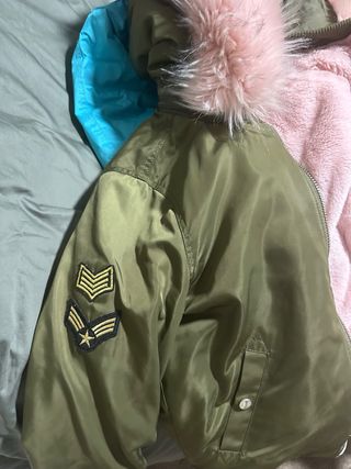 Chaqueta bomber verde con capucha rosa