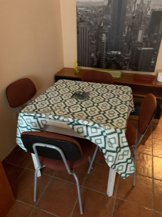 Mesa de comedor y 4 sillas