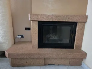 Casete de chimenea de leña y piedra