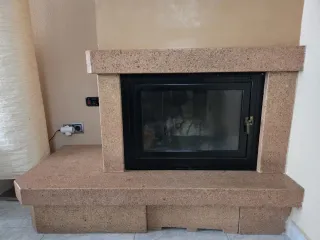 Casete de chimenea de leña y piedra