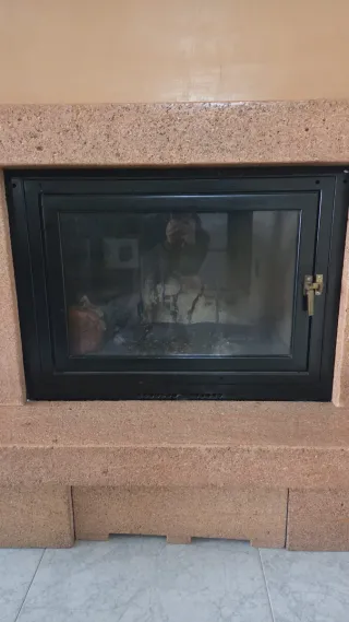 Casete de chimenea de leña y piedra