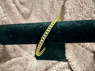 Pulsera dorada con detalles brillantes