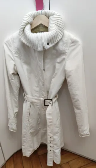 Abrigo blanco forrado. Talla S.