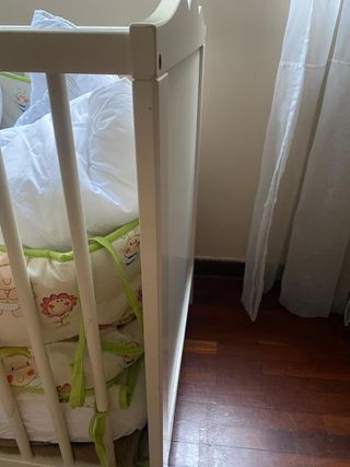 Cuna IKEA blanca con colchón y chichoneras