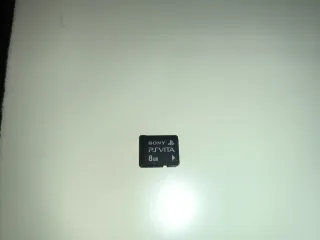 PS Vita + scheda di memoria da 8 GB