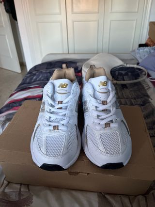 New Balance 530 Blanco Dorado Talla 36