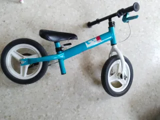 Bicicleta de equilibrio azul para niño