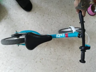 Bicicleta de equilibrio azul para niño