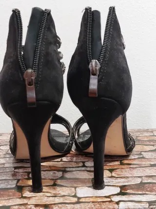 Sandali neri con tacco e borchie