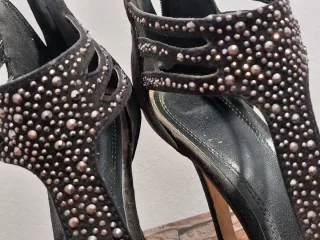 Sandali neri con tacco e borchie