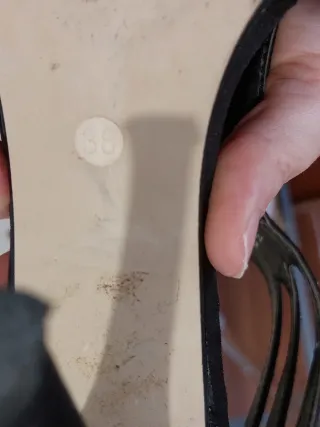 Sandali neri con tacco e borchie