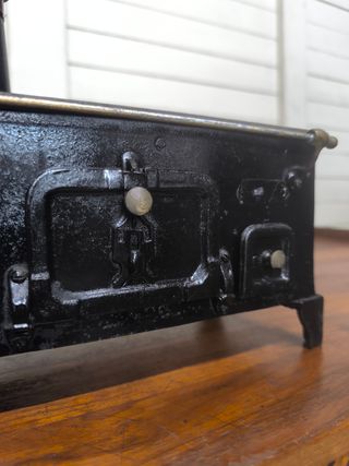 Mini cocina antigua de hierro.