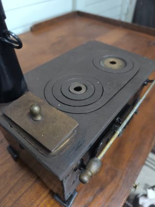 Mini cocina antigua de hierro.