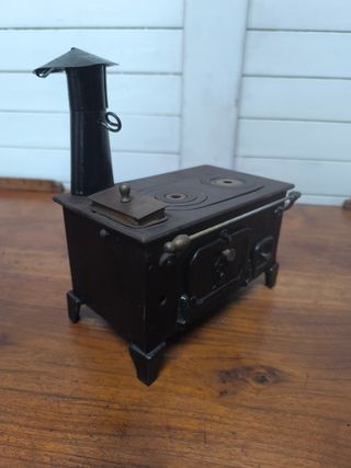 Mini cocina antigua de hierro.