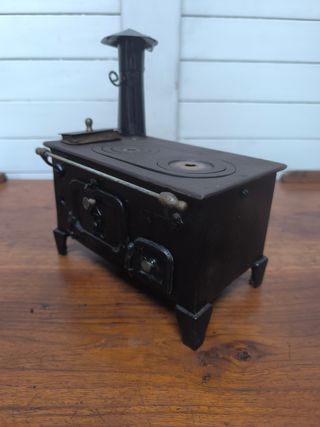 Mini cocina antigua de hierro.