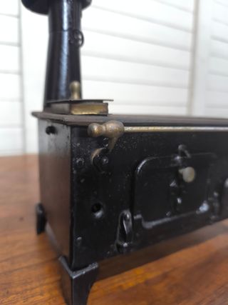 Mini cocina antigua de hierro.