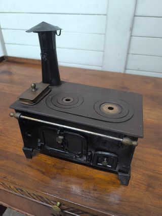 Mini cocina antigua de hierro.