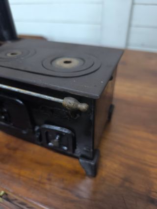 Mini cocina antigua de hierro.