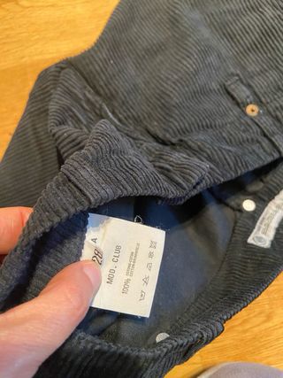 Pantalón pana campana bajo cadera negro. Talla 28