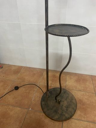 Lámpara de pie vintage con mesita