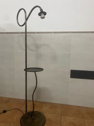 Lámpara de pie vintage con mesita