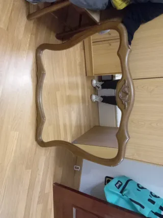 Espejo de madera con marco decorado