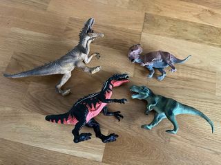 Lote de 4 dinosaurios de juguete