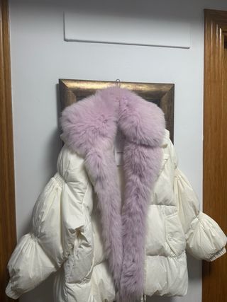 Chaqueta plumífera con pelo rosa y blanco