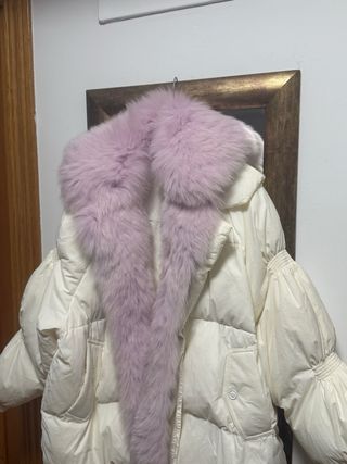 Chaqueta plumífera con pelo rosa y blanco