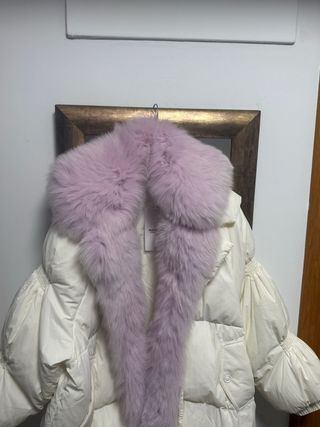 Chaqueta plumífera con pelo rosa y blanco