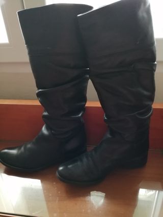 Botas altas de piel negras