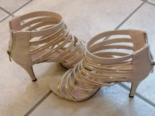 Sandali con tacco beige e oro