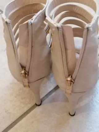 Sandali con tacco beige e oro