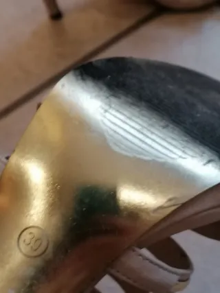 Sandali con tacco beige e oro