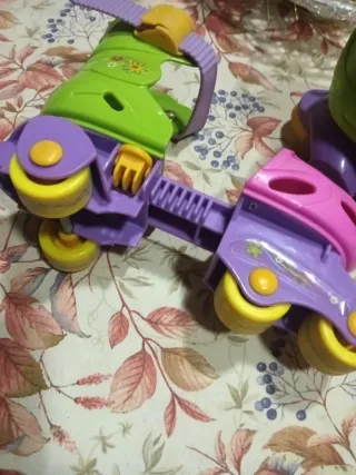 Patines infantiles ajustables verde y rosa