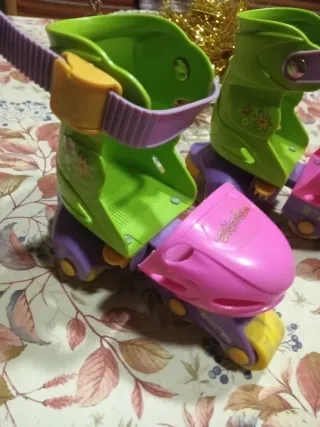 Patines infantiles ajustables verde y rosa