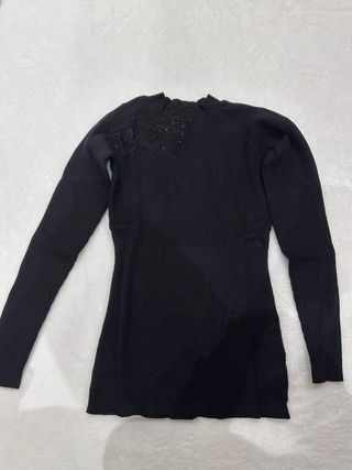 Maglioncino nero con fiori e strass