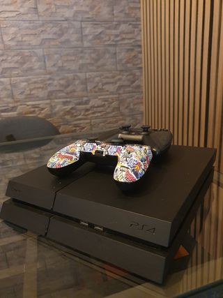 PS4 + 2 Mandos + 4 Juegos