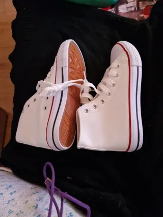 Zapatillas Blancas y Rayas Rojas