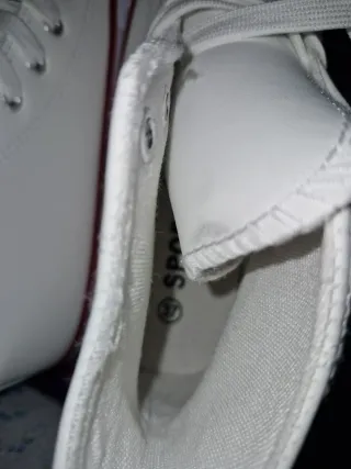 Zapatillas Blancas y Rayas Rojas