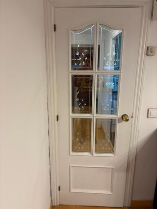 Varias puertas blancas para comedor y habitaciones