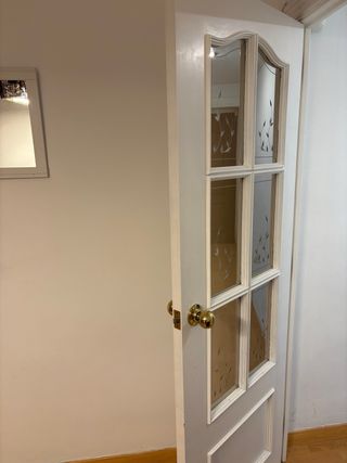 Varias puertas blancas para comedor y habitaciones