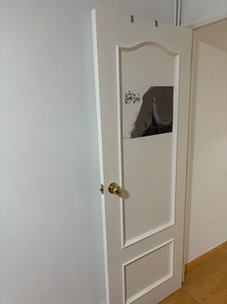 Varias puertas blancas para comedor y habitaciones