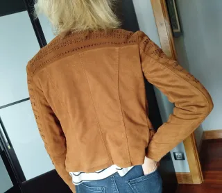 Chaqueta ONLY marrón con mangas caladas