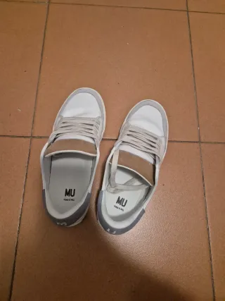 Zapatillas MU Blancas y Grises Nuevas