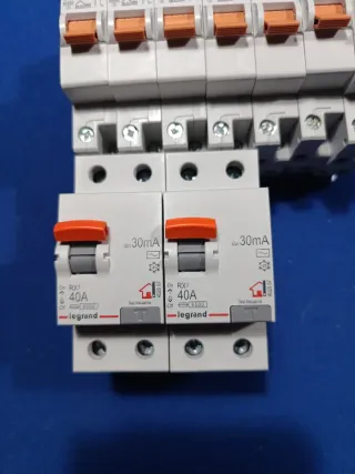 Lote Interruptores Hager y Legrand