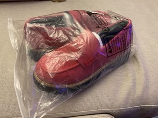 Zapatos rojos sin estrenar