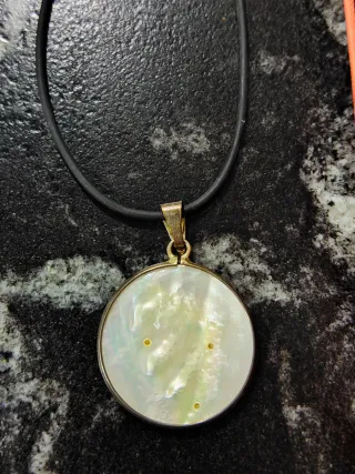 Colgante Nácar y Plata Grabado Joyería Sánchez