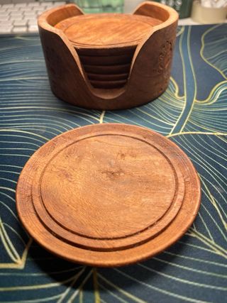 Posavasos de madera tallada de la India